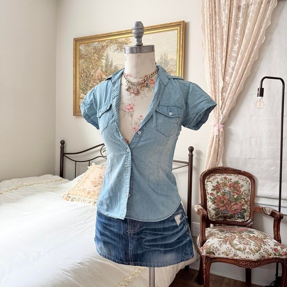 Tops - Y2K Papaya size small light wash chambray button front short sleeve top
